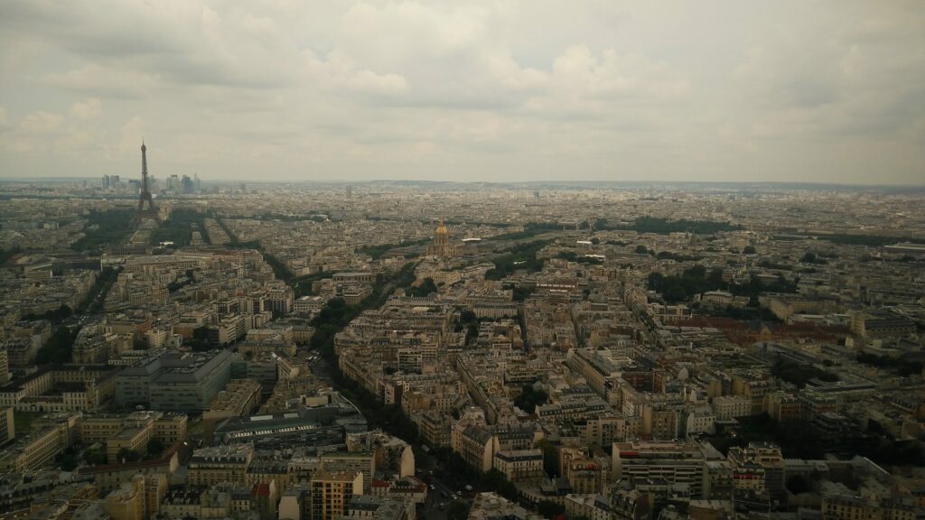 Vue de Paris depuis les hauteurs de la tour Montparnasse, avec la tour Eiffel qui se détache sur l'horizon